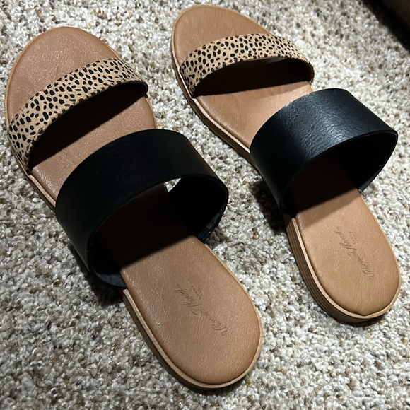 Universal Thread Sandals - Picture 2 of 5